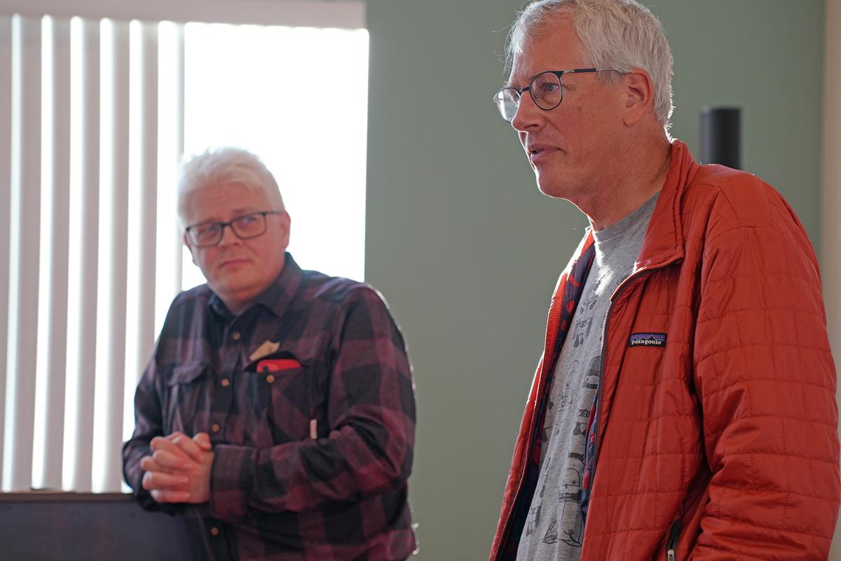 To menn står ved siden av hverandre.